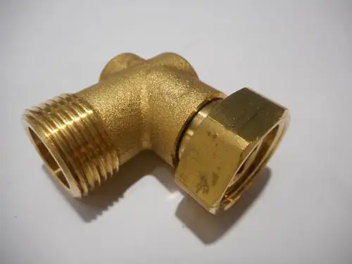 Flanschwinkel aus Messing in einem schrägen Design mit einem Anschlussgewinde. Getragen von der Marke Remeha, geeignet für Rohrinstallationen.